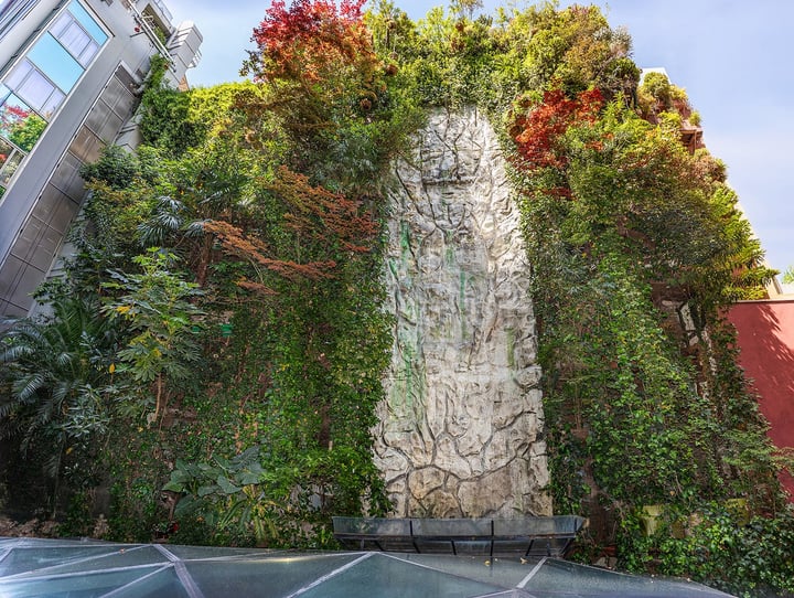 1,000 m² Hanging Garden