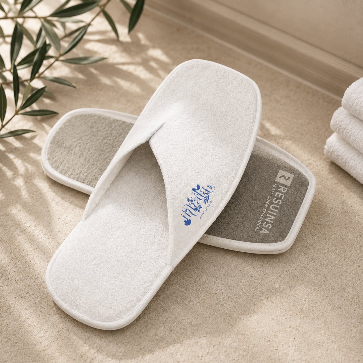 White bathing shoes with Hotel Garden logo, designed for comfort and style. Ideal for hotels or spas, they combine softness