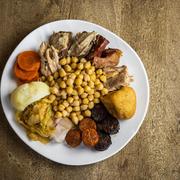 Cocido plato con garbanzos y su pringa Cocido plato con garbanzos y su pringa