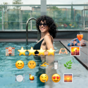 Día del emoji Modelo en piscina con cóctel y pictogramas Día del emoji Modelo en piscina con cóctel y pictogramas