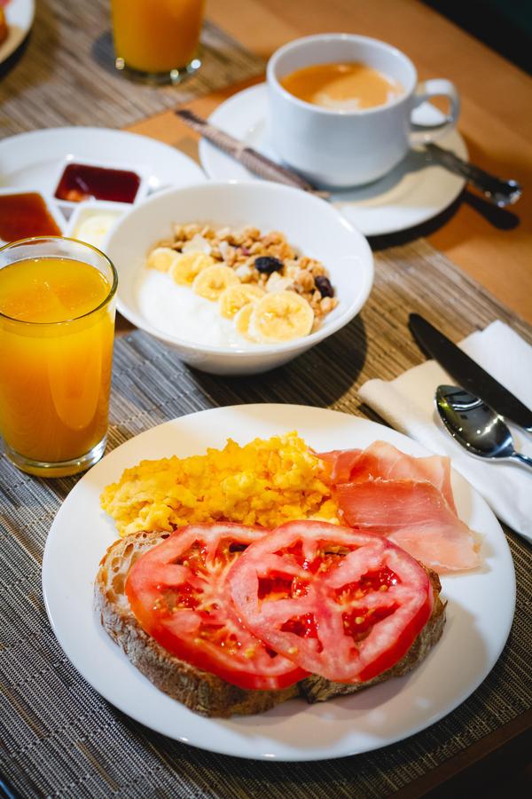 Desayuno en mesa vertical 