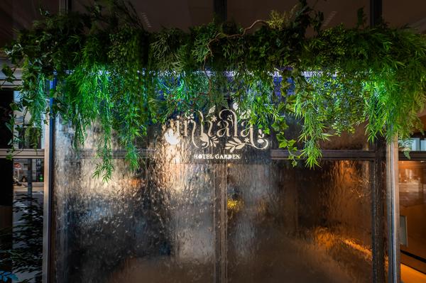 Inhala Hotel Garden pared agua entrada